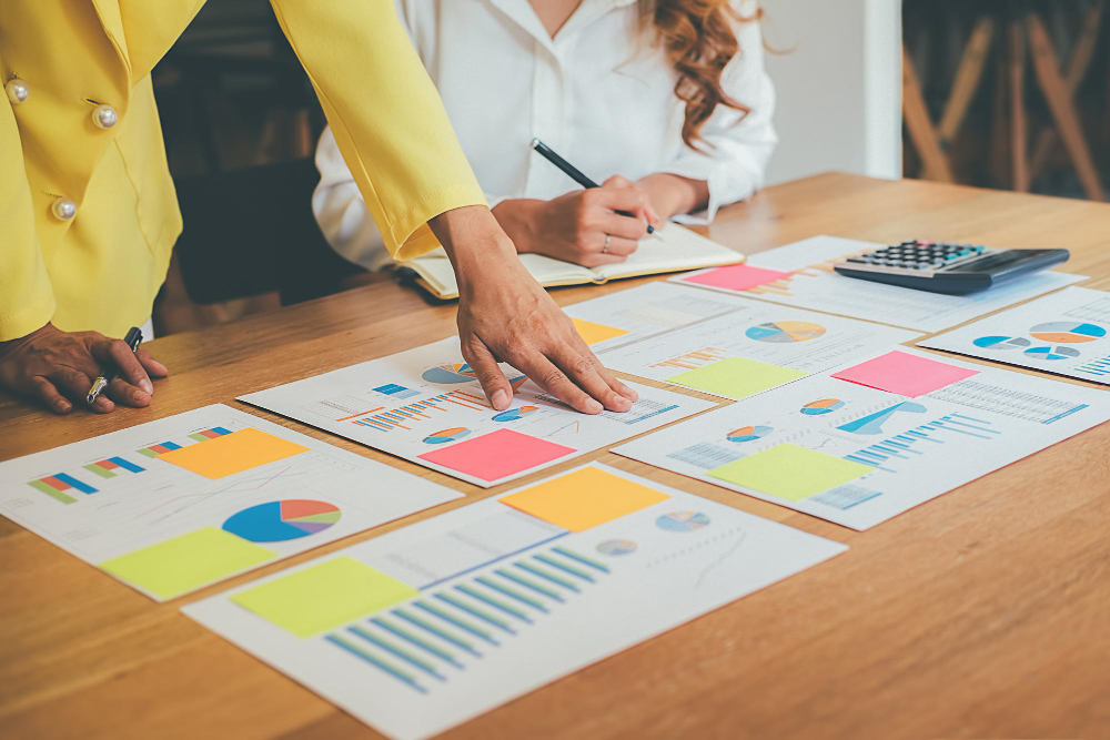 personas mirando la planificacion estrategica empresa